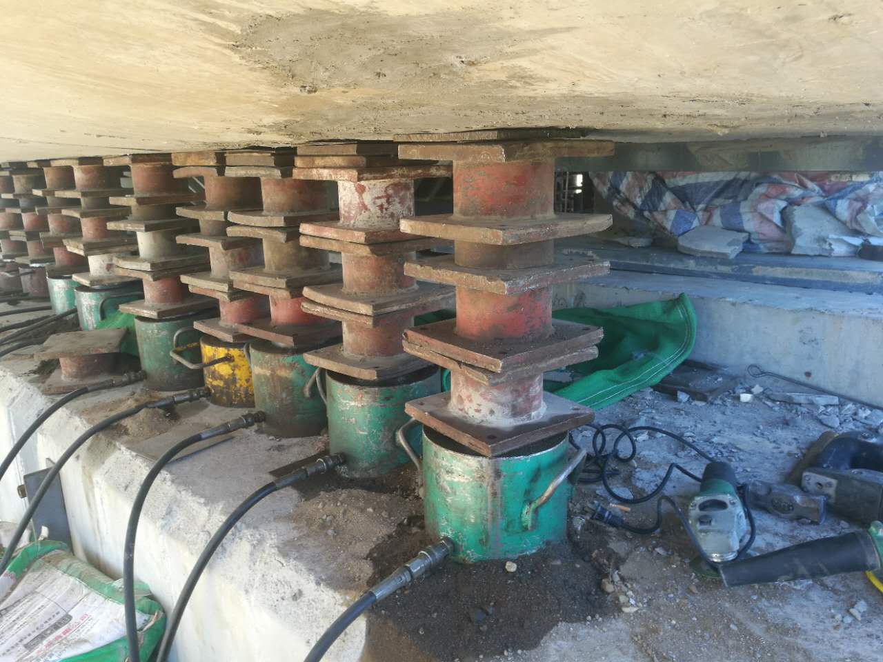 支座維修.jpg 支座維修.jpg